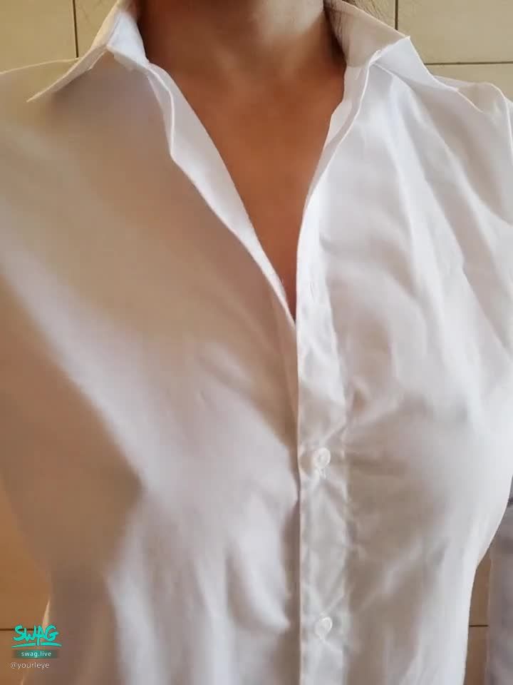 yourleye : 不穿內衣系列-白襯衫
白襯衫裡面不穿內衣
時不時會看到激凸😻
有點色色🙈