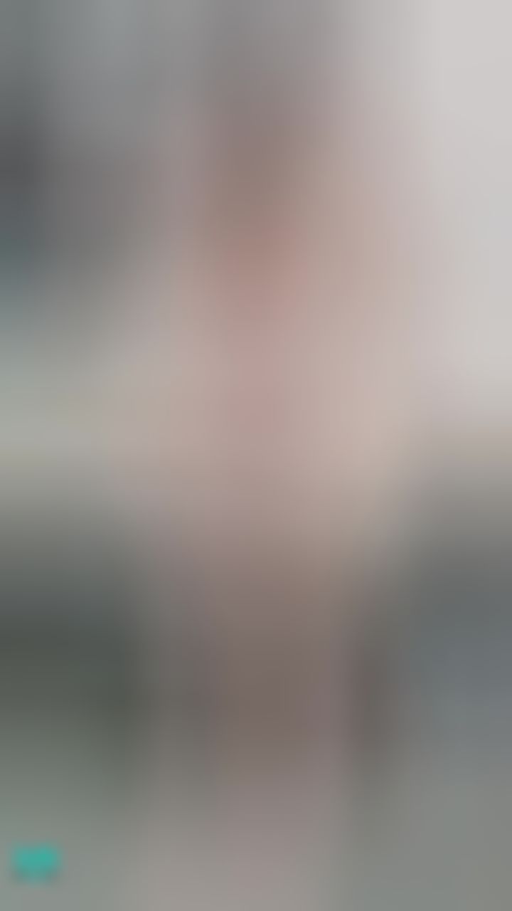 janicee : 水嫩的雙唇❤️
拉下粉嫩睡衣兩側的肩帶😍
捧著胸😈
舔舔嘴唇誘惑💋
ASMR💓
#睡衣 #舔 #赤腳 #乳溝 #嘴唇