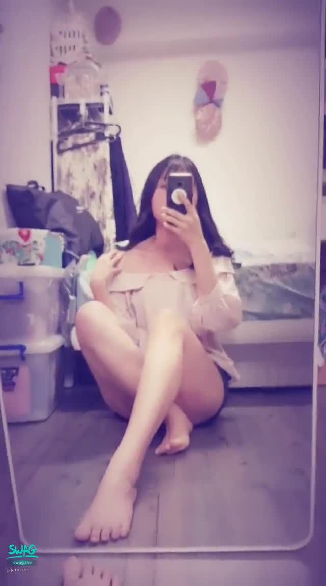 janicee : Off shoulder babydoll 👀 move your feet 🌸
cute babydoll 🎀 bare shoulders 😍
cute feet under shorts 💚
bare feet on the floor 💓
Cutie Pie 💗
#露肩 #鎖骨 #長髮 #美腿 #裸足 #赤腳 #短褲