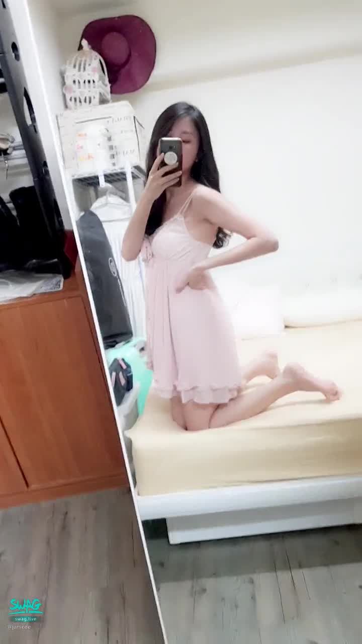 janicee : 你也還沒睡嗎？⭐
深V低胸粉紅色睡衣🎀
彎腰時露出黑色內衣😍😈
轉轉肩膀💚
動動裙擺下的粉嫩雙腿💙
Sweet and pinkish💗
#細肩帶 #鎖骨 #長髮 #美腿 #裸足 #赤腳 #短裙 #睡衣 #性感 #肩膀 #床邊 #大腿 #內衣 #bra #腳底