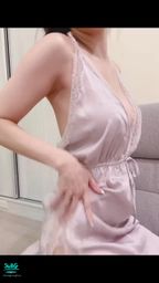 : Hitomi's proud D milk snow milk and hot deep groove are all at a glance. With Tong Tong's various provocative poses, the northern hemisphere seemed to be popping out, making the blood flow.