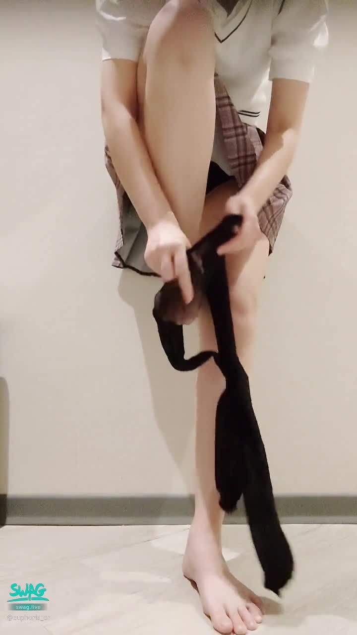 e*********r : 漂亮美腿站著穿黑絲襪給你看💕
腳這樣抬應該沒有不小心走光吧🙈
最後再來一個可愛轉圈~
#美腿 #美足 #黑色 #腳底