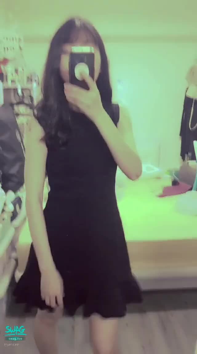  : 不經意露出臉😍優雅黑色小洋裝💓