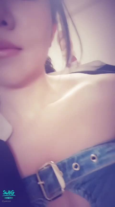  : 揉胸舔唇誘惑😈胸部挖洞的性感馬甲💋高跟鞋