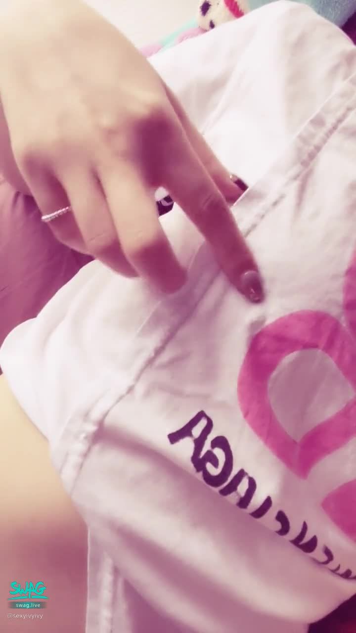sexyivyivy : 這兩天跑健身房運動
有夠累的
是時候把身體練性感一點了😈
加上本來白皙的皮膚
寶貝可以一看就馬上硬硬的嗎