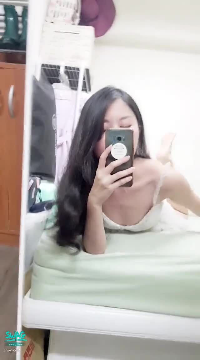 janicee : 床上趴著時的胸型💙
放下一側的肩帶😈
性感視野😍
白色純潔睡衣⭐
露出美腿與大面積的肌膚🌹
若隱若現的大腿根部💗
purely white💓
#深V #睡衣 #裙擺 #低胸 #性感 #美腿 #長髮 #細肩帶 #美背 #鎖骨