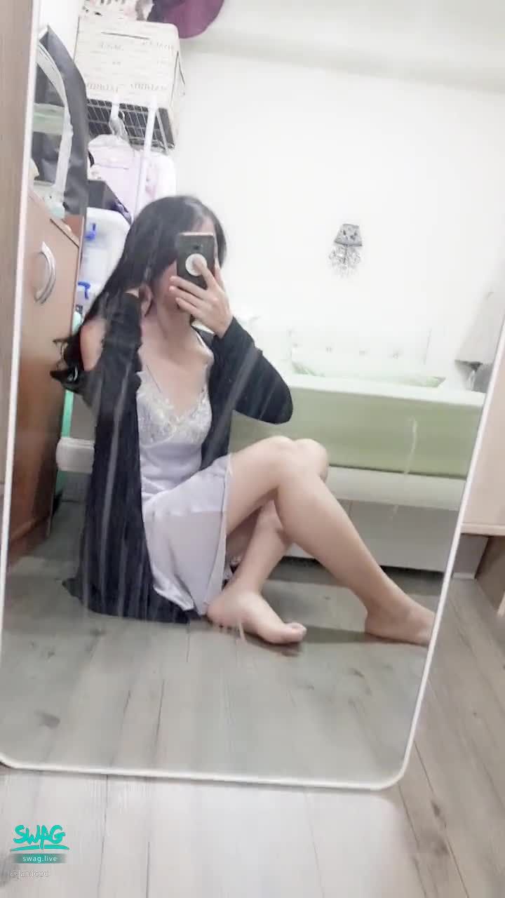 janicee : 半透明裙擺下的美腿⭐
動動腳底💖摸摸腿😍
慢慢脫下外套🎀
貼在肌膚上的低胸絲質睡衣💙
轉過身美背的肌膚🌸
Sleep dress🌹
#深V #睡衣 #短裙 #低胸 #性感 #美腿 #長髮 #細肩帶 #美背 #鎖骨