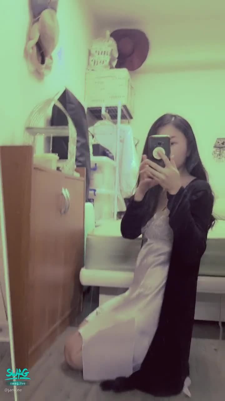janicee : 輕薄的睡衣👀
透出身體的線條😈
拉下外套的美背與肩膀😍
地板上的跪姿💗
貼在肌膚上的低胸絲質睡衣💙
轉過身美背的肌膚🌸
Sleep dress🌹
#深V #睡衣 #短裙 #低胸 #性感 #美腿 #長髮 #細肩帶 #美背 #鎖骨