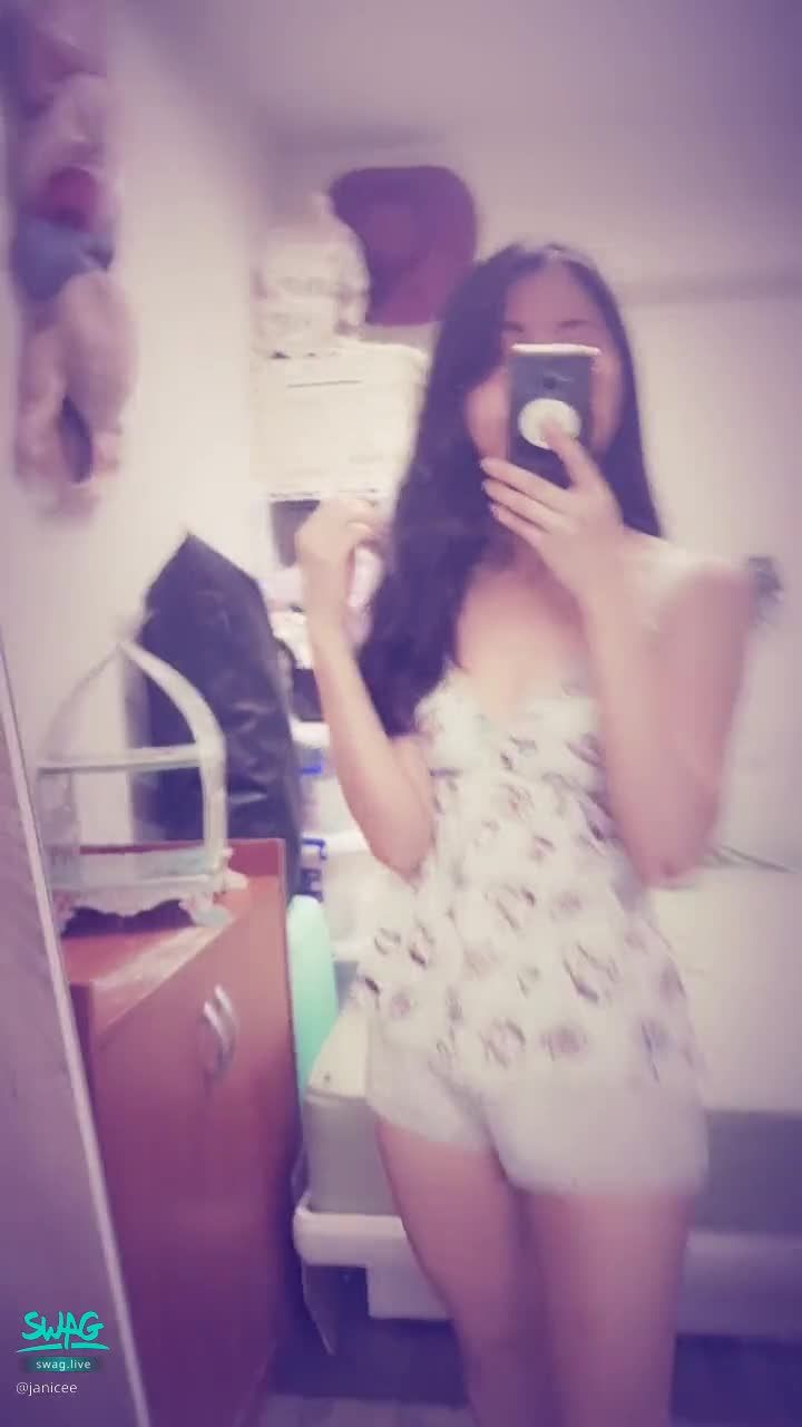 janicee : 當你的點心🌹
法式深V睡衣💓
動動纖細的雙腿🎀
Sleep wear💚
#深V #睡衣 #短褲 #低胸 #性感 #美腿 #長髮 #細肩帶 #美背 #鎖骨 #赤腳 #裸足 #黑髮