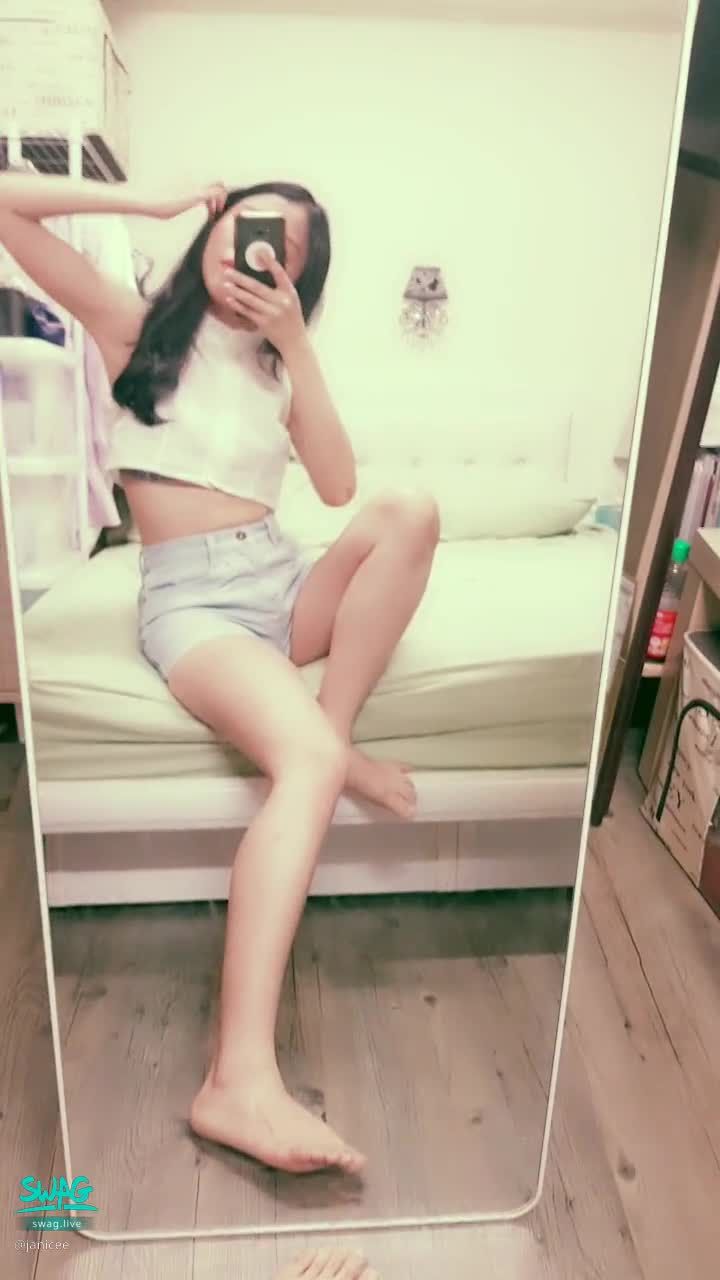  : straddle the bed 💚
Easy to reveal underwear white small shirt 💙
waistless sexy 💋
Bare feet under sexy denim shorts 💓
Beneath the shirt 🎀
#露腰 #性感 #美腿 #長髮 #裸足 #赤腳 #黑髮 #美腿 #內衣 #bra #牛仔褲 #腋下 #腿控