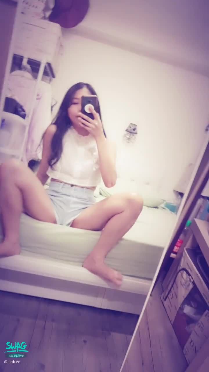  : spread your legs 💚
Exposed M-shaped legs 😍
Jeans are too small 😈
Pull up the shirt to reveal the bottom edge of the underwear 👀
white short shirt 💙
Bare feet under sexy denim shorts 💓
Beneath the shirt 🎀
#露腰 #性感 #美腿 #長髮 #裸足 #赤腳 #黑髮 #美腿 #內衣 #bra #牛仔褲 #腿控