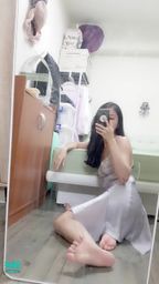 janicee : 倚著床緣🌸動動腳底💚
轉頭變成性感美背的露肌感😍
透明裙擺下清晰的美臀曲線💖
薄薄的緞面睡衣♥️
低胸領口露出大面積的肌膚⭐
窺探鎖骨與美背👀
Satin sleep dress💙
#鎖骨 #睡衣 #細肩帶 #低胸 #緞面 #長髮 #赤腳 #美腿 #裸足 #腳趾 #腳底 #美背