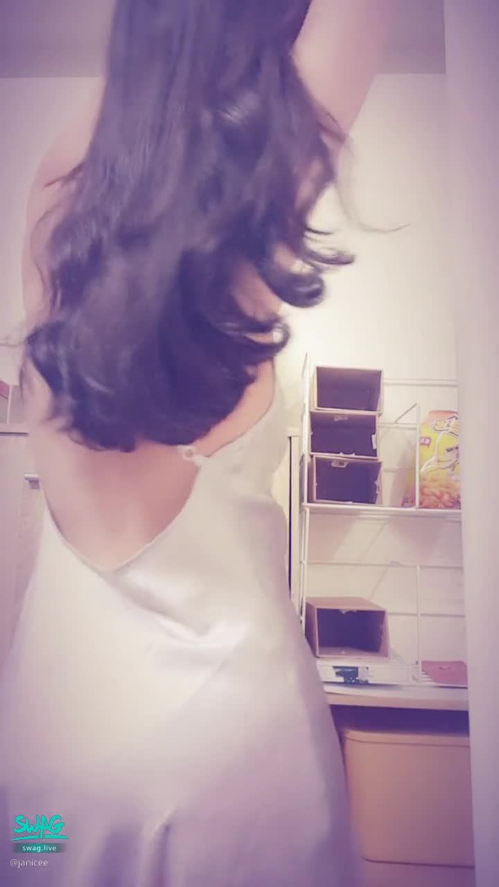  : Raise your hand, leaning against the wall and twist your slender waist 💋
The beautiful back of pajamas 🌹
with long curly hair 👀
The gap reveals the skin of the waist 💖
sexy satin pajamas ♥️
The low-cut neckline reveals a large area of skin and deep clavicle ⭐
satin sleep dress 💙
#鎖骨 #睡衣 #細肩帶 #低胸 #緞面 #長髮 #美背 #腋下