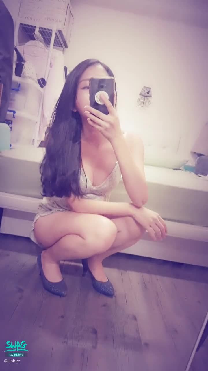 janicee : 蹲低時的性感深V😈
摸摸穿著高跟鞋的美腿👀
深V小清新睡衣♥️
高衩睡褲💚
Sleep wear💙
#鎖骨 #睡衣 #細肩帶 #低胸 #長髮 #高跟鞋 #深V #sexy #開衩