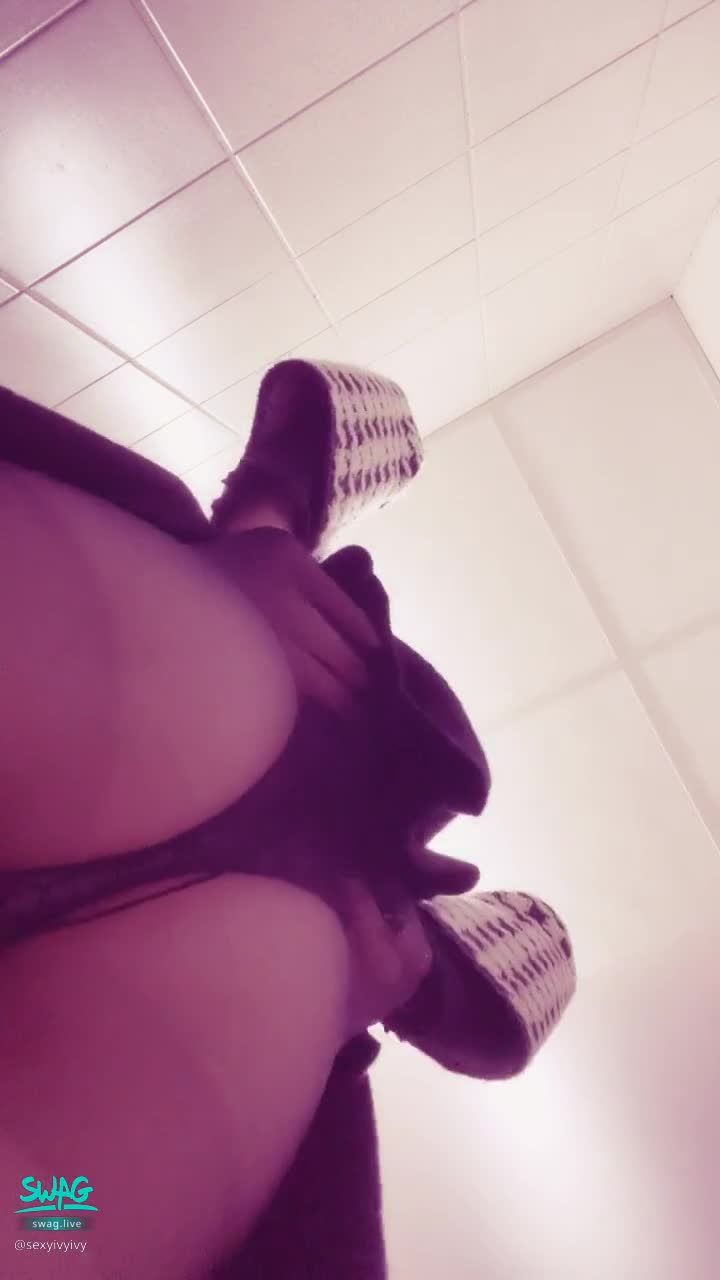 sexyivyivy : 喜歡寶貝把我的內褲往中間拉著
欣賞我的尻臀😈😈💕
是不是想要我脫下絲襪坐上去了