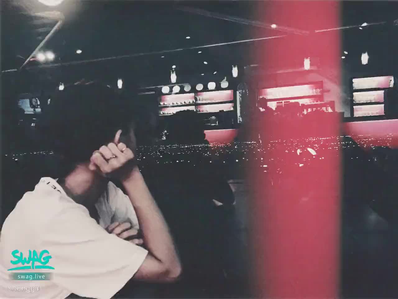 tonggirl : 在夜深人靜的時候 想起他☺️
送的那些花還說過一些撕心裂肺的情話😏還是這首歌適合我 有誰喜歡聽歌的 跟娜娜一樣的🥰