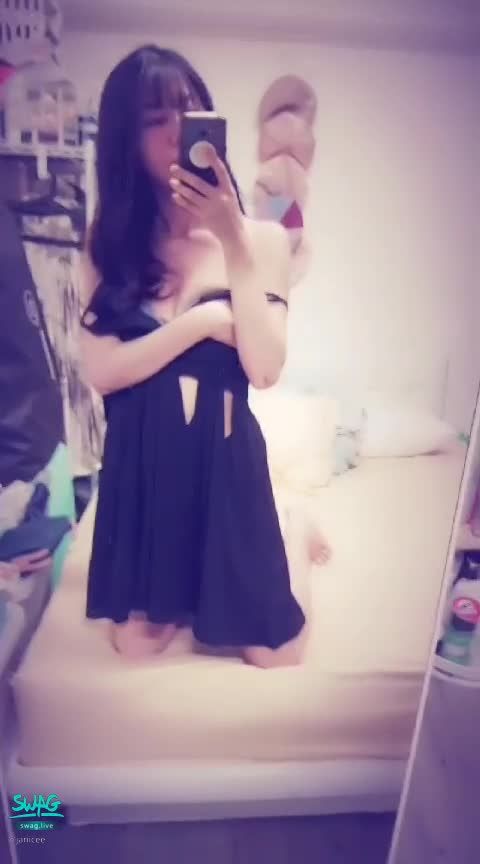 janicee : 露出內衣的性感深V💋