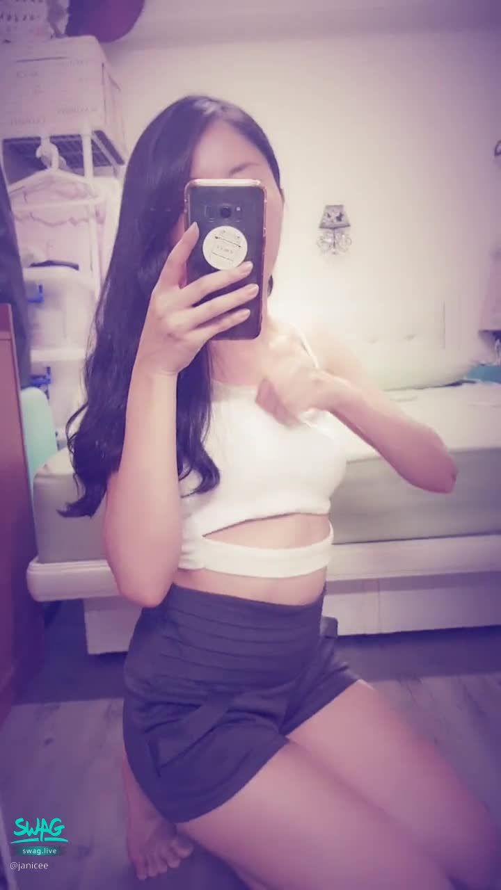 janicee : 窺探左邊與右邊的南半球👀
看完世足賽，來打球呀💙
露出性感南下乳的白色小可愛💓
South semisphere♥️
#鎖骨 #細肩帶 #肩 #長髮 #下乳 #南半球 #黑髮 #美腿 #裸足 #赤腳