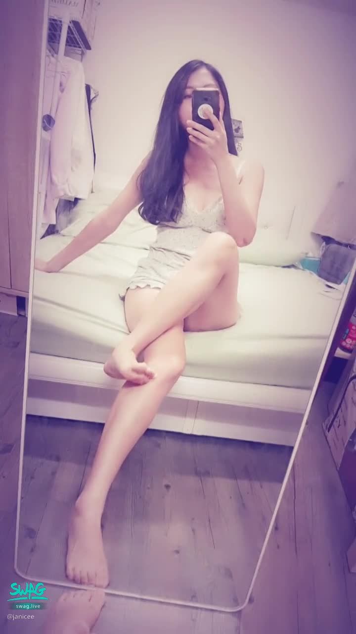  : feet on the bed 👀
switch sides 💓 Moving and glowing beautiful legs 🎀
Deep V small fresh pajamas ♥️ reveal fair skin 💖
Ultra-short high-slit pajama pants 💚
sleepwear 💙
#鎖骨 #睡衣 #細肩帶 #低胸 #長髮 #深V #sexy #赤腳 #裸足 #腳趾