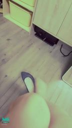 janicee : OL的粉紅色襯衫💓
坐在椅子上,穿上高跟鞋👠
赤裸的腳趾到被鞋子包覆💖
高跟鞋的美腿誘惑💋
Out of office🌹
#OL #襯衫 #短褲 #高跟鞋 #赤腳 #馬尾 #裸足 #美腿 #腳趾