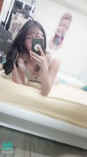 janicee : Lower the shoulder straps on the sides of the pajamas to reveal underwear 😈
alluring low cut 😈
Peek into lace lingerie in pajamas 💓
put down the shoulder straps 👀
Make a commemorative video before selling original underwear 💙
The temptation of sexy deep V 💖
White Bra ready to come out 💋
white lace 🌹
#深V #眼睛 #短褲 #鎖骨 #赤腳 #睡衣 #裸足 #美腿 #腳趾 #bra #蕾絲 #內衣