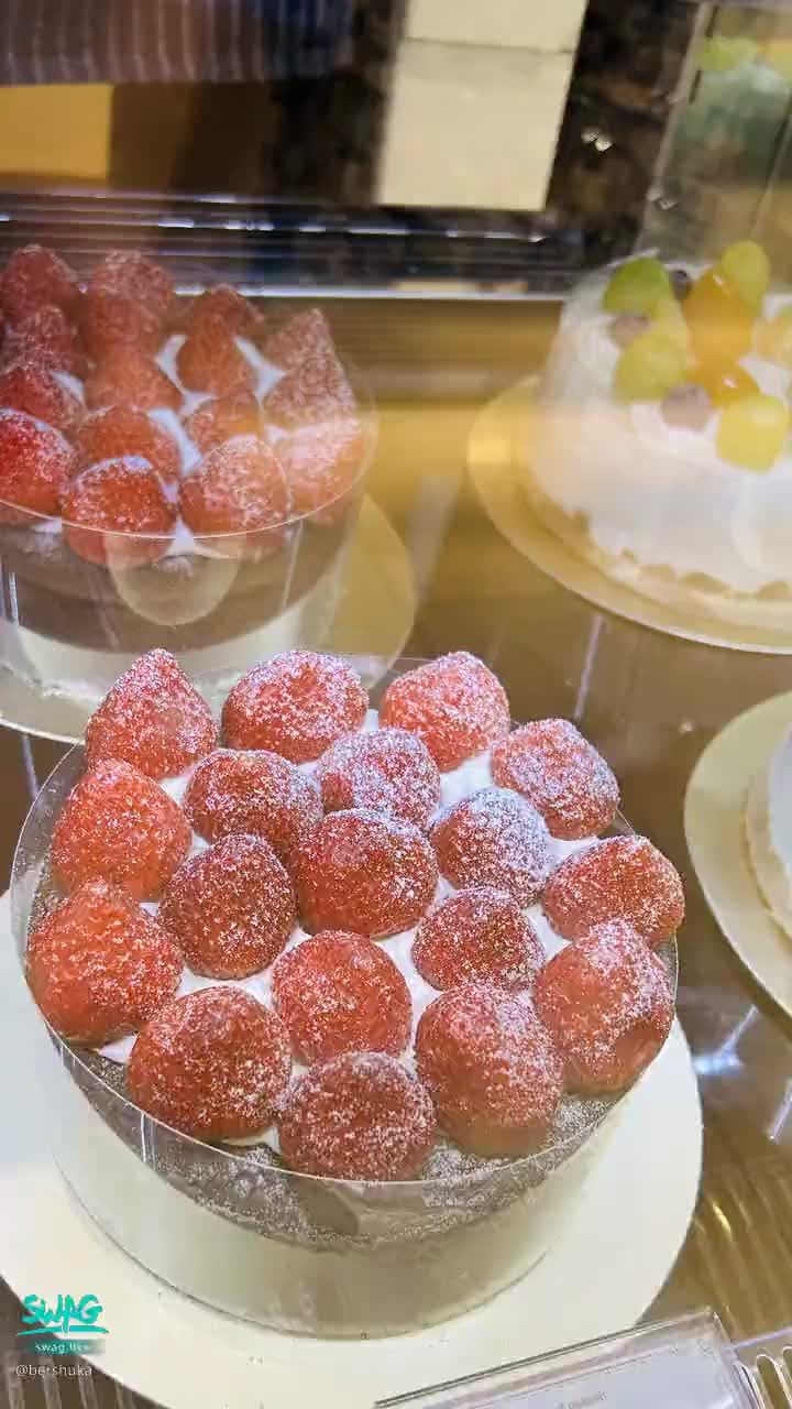 bershuka : I really like strawberries 🍓 I like whipped cream again ‼ ️😆
Which one should I choose? 🥰

It's so cute, keep taking pictures and let me choose 😆❤️

#茉茉 #bershuka #12月壽星 #生日快樂