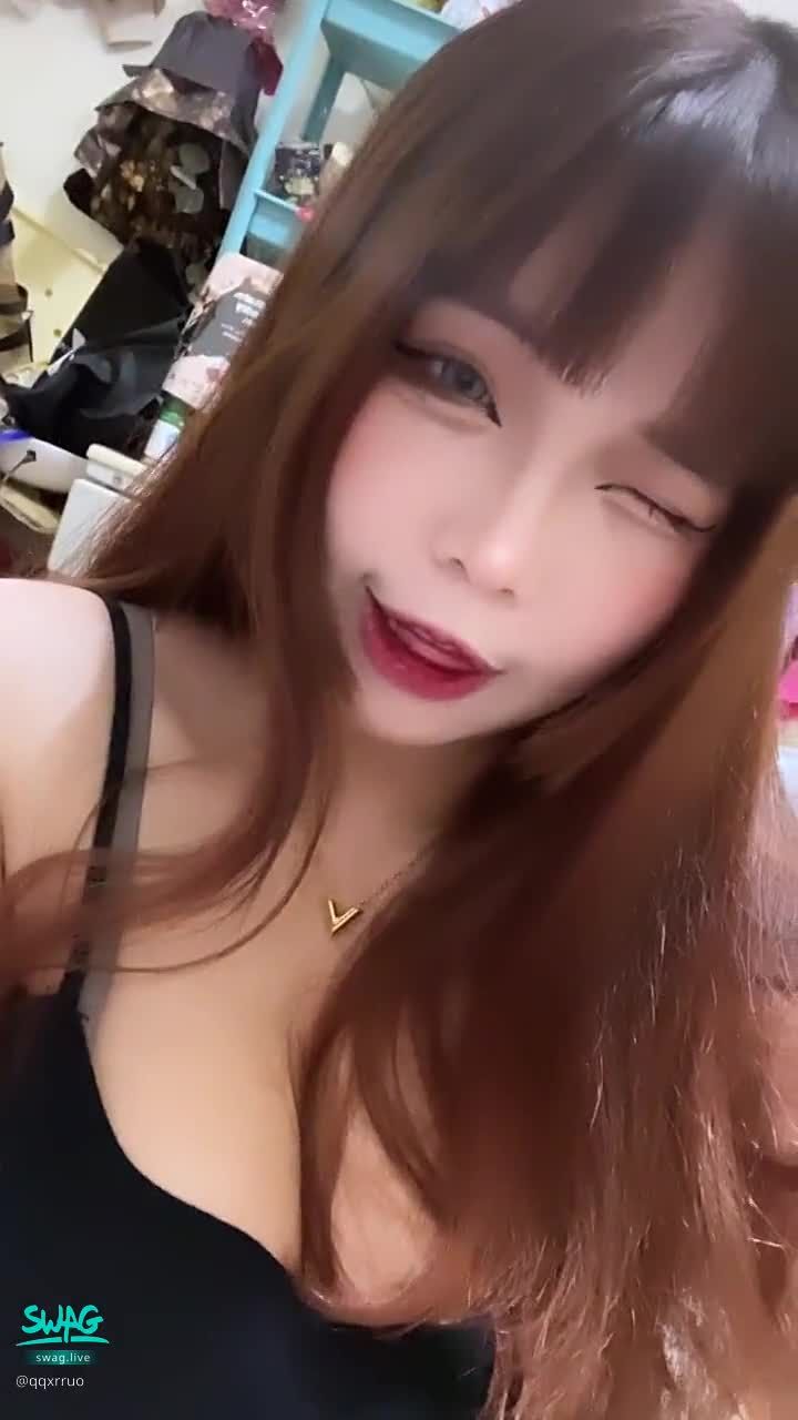  : 🔥 showing face rubbing tits 🔥 Horny school girls are waiting for you to find out 😳❤️
So does Babe like the version with glasses or without? 😈❤️

Hurry up and come to private message to get the uncensored version and let Xiaoyan teach you 😽
#大奶 #露臉揉奶 #學生妹 #淫蕩 #騷包 #巨乳 #G奶