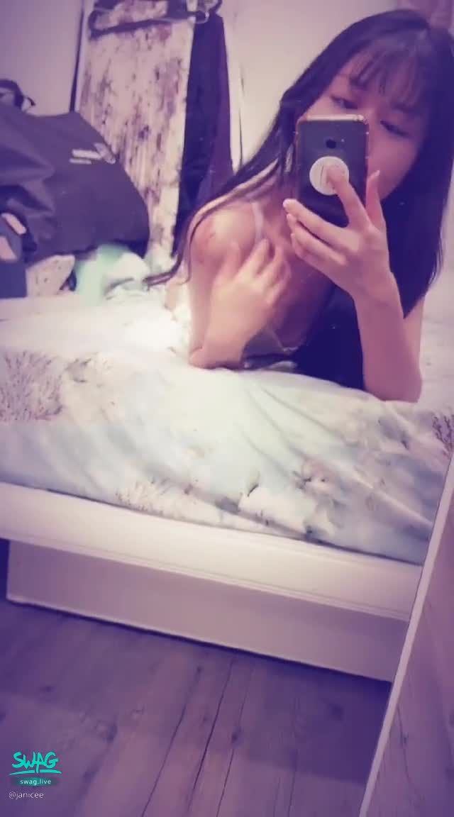 janicee : put down the shoulder straps of the pajamas 💙 lying boyfriend perspective
Pull the hair on the chest, put down the shoulder straps 😈
Low-cut sexy pajamas lying on the bed 👀
beautiful clavicle 😍
POV waiting for boyfriend on bed 💚
On the bed 💙
#美腿 #鎖骨 #低胸 #性感 #睡衣 #sexy #長髮 #床 #細肩帶