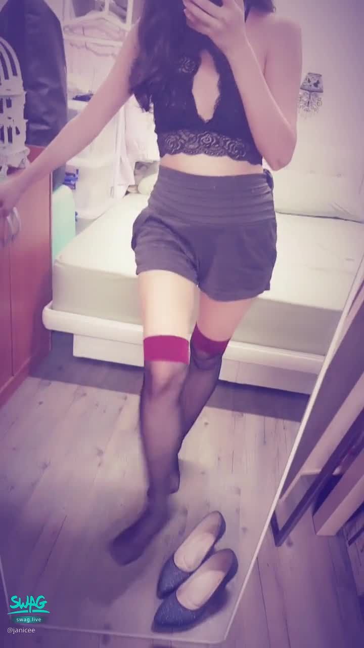 janicee : 脫下高跟鞋👠
近拍黑絲的腳底😍
露胸的性感小可愛💋
露出胸口的肌膚👀
腿上的酒紅色黑絲💚黑絲控在哪呢？
性感膝上襪🌹
Burgundy💙
#小可愛 #美腿 #短褲 #露胸 #膝上襪 #性感 #黑絲 #絕對領域 #sexy #長髮 #高跟鞋