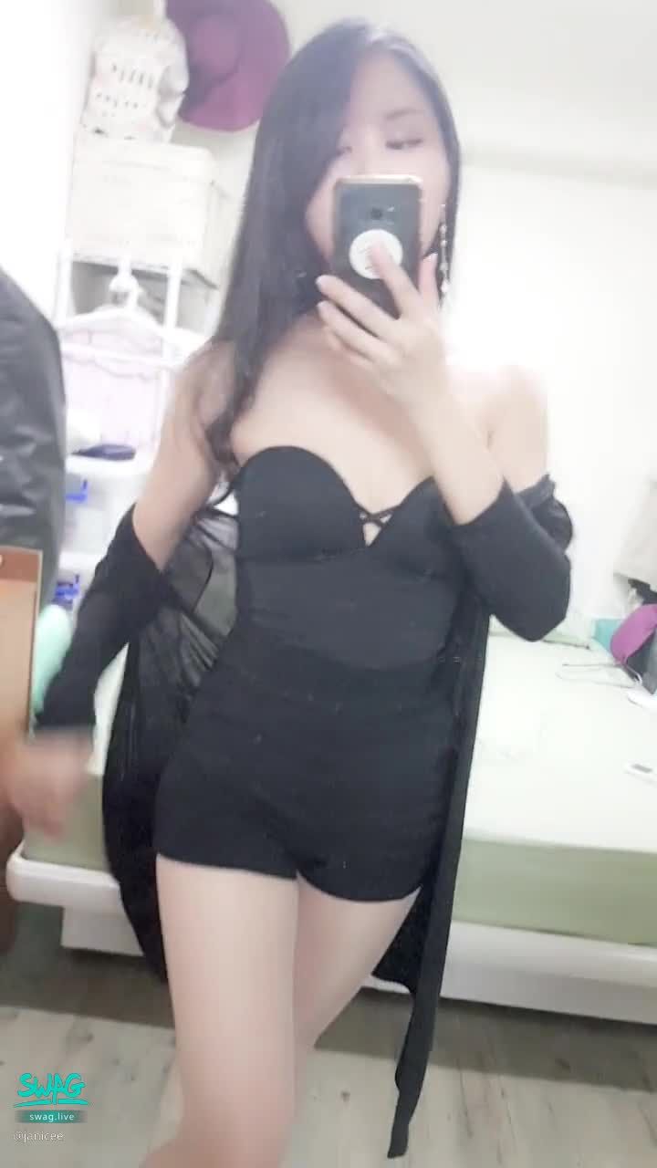  : sexy black vest 👀 neckline cross 💋
Flicking hair, beautiful legs in skin stockings 😈
Blouse and very shorts ♥️
Sexy corset 💓
Where are the stockings?
#馬甲 #美腿 #短褲 #低胸 #爆乳 #性感 #膚絲 #絲襪 #sexy #長髮 #corset #鎖骨