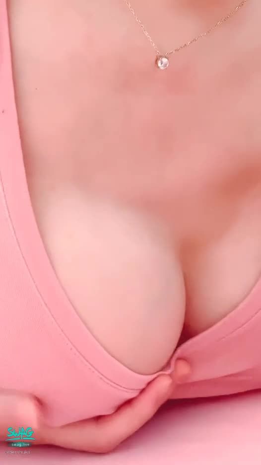  : ❤️ Sexy G Tits ❤️ no underwear inside 🔞㊙️ moaning rubbing tits 💗

#茉茉 #bershuka #大奶 #巨乳 #揉奶 #色誘