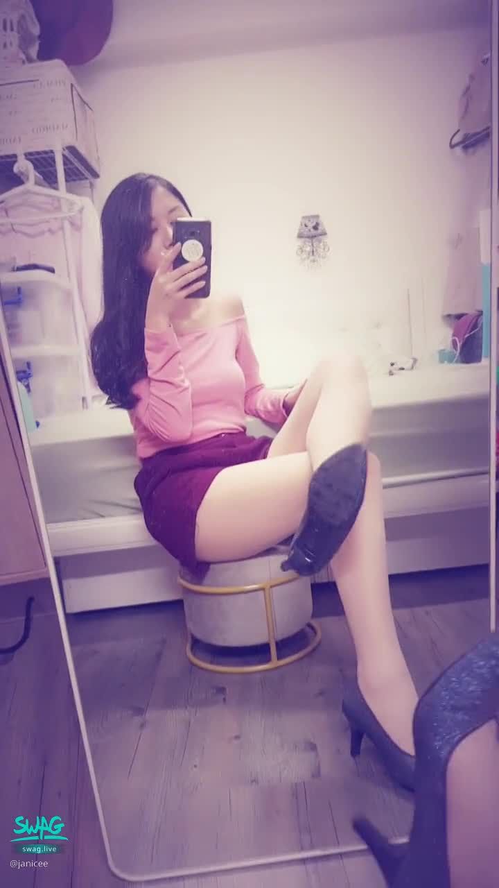 janicee : 翹著高跟鞋美腿💗
脫下高跟鞋👠
絲襪下的腳腳🎀
膚色絲襪與短褲🌸
露出香肩♥️
Silk stocking💓
絲襪控在哪呢？
#露肩 #美腿 #短褲 #性感 #膚絲 #絲襪 #sexy #長髮 #鎖骨 #高跟鞋