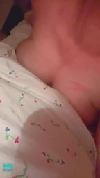 sexybearr : 🔥深夜福利裸睡的妍🔥胸前是過敏抓爆😣我的手手也過敏嗚!
奶頭484有不小心露出來一些呀⋯⋯◉‿◉
一起睡覺很幸福Babe要考慮一下嗎?>\\\<
我可以當你的棉被❤️❤️溫暖你😳
少了Babe的冬天會很冷很冷的😢😢
#全裸 #上空大奶 #爆乳 #巨乳 #性感 #騷 #學生妹 #裸睡 #G奶 #大奶 #福利