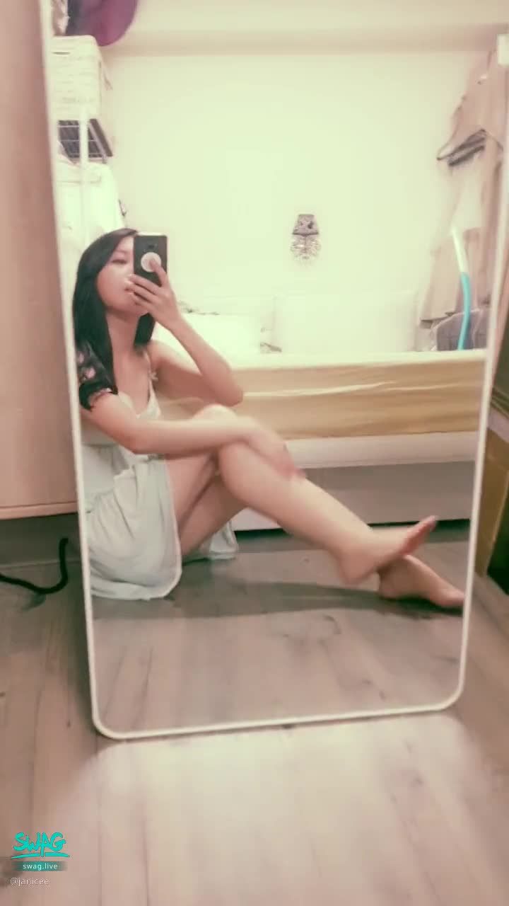 janicee : 地板上動動腳，曝光的坐姿😈
美足的誘惑💓
窺探大腿根部的坐姿👀
性感低胸睡裙💋
伴你入夢🌹
Sweet dreams 💚
#深V #低胸 #美腿 #短裙 #睡衣 #赤腳 #裸足 #性感 #美足 #sexy #長髮 #鎖骨 #曝光