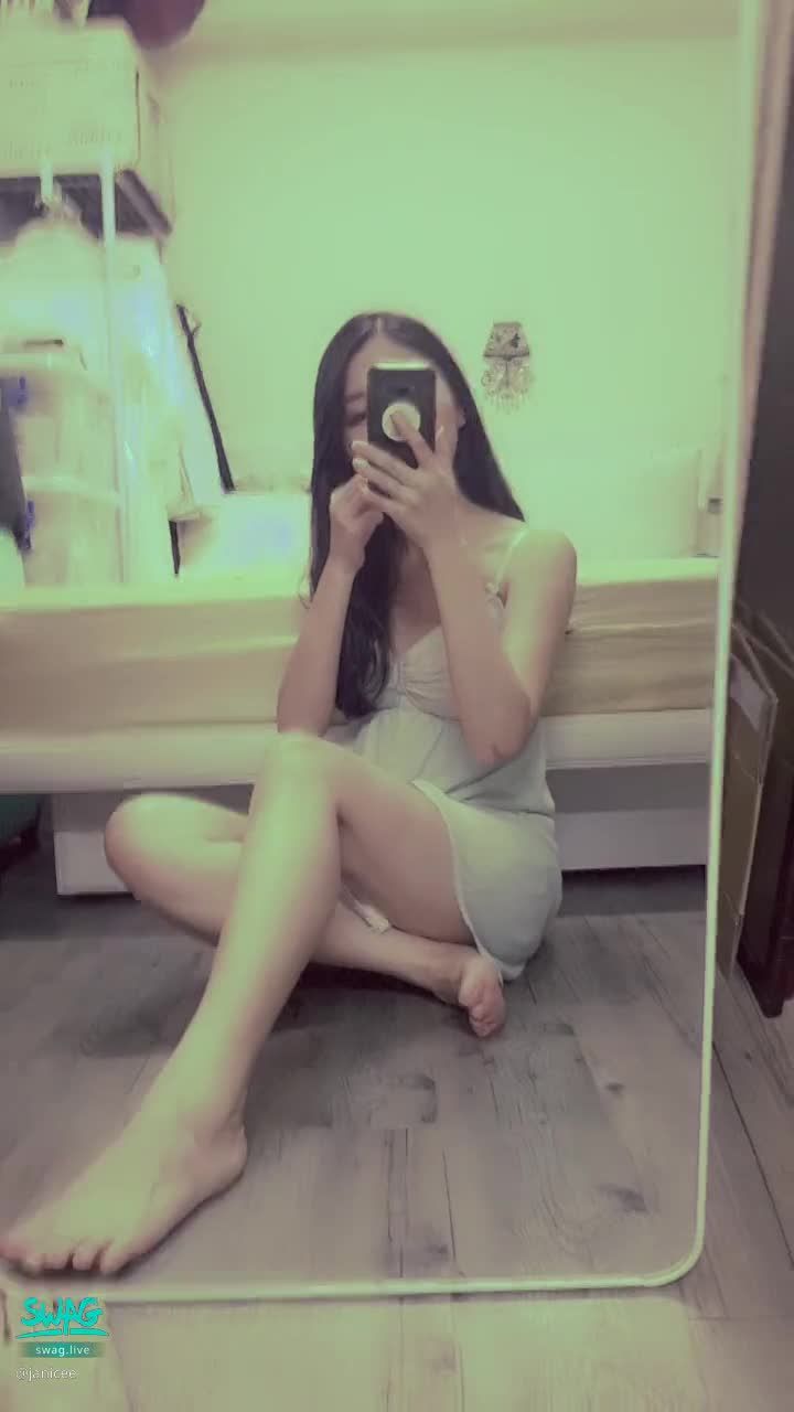 janicee : 坐在地上裙底曝光的坐姿😈
摸摸美腿💖
美足的誘惑💓看見大腿根部的角度💙
窺探大腿根部的坐姿👀
性感低胸睡裙💋
伴你入夢🌹
Sweet dreams 💚
#深V #低胸 #美腿 #短裙 #睡衣 #赤腳 #裸足 #性感 #美足 #sexy #長髮 #鎖骨 #曝光