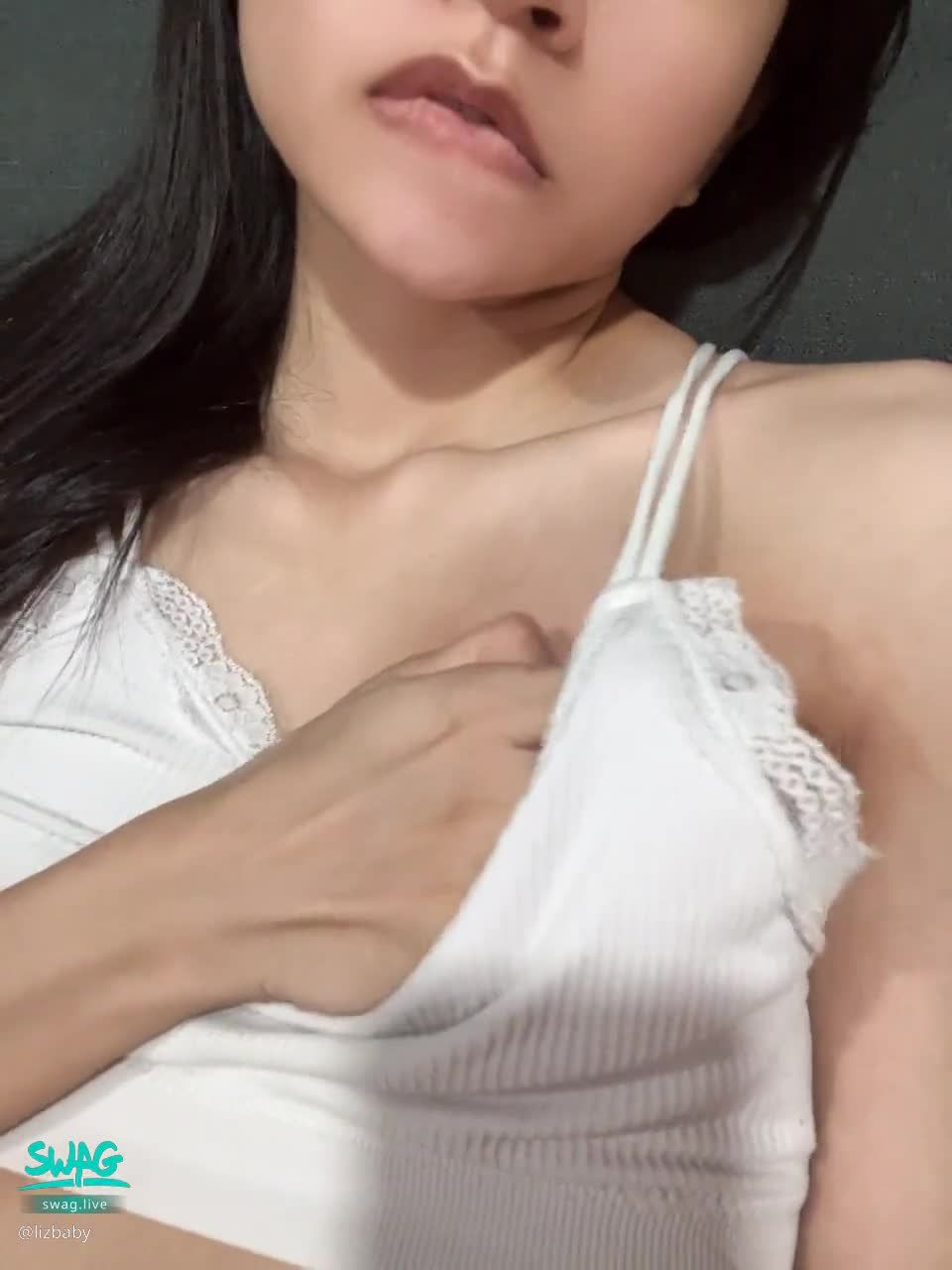 lizbaby : 撫摸自己的小胸部
#騷 #撫摸