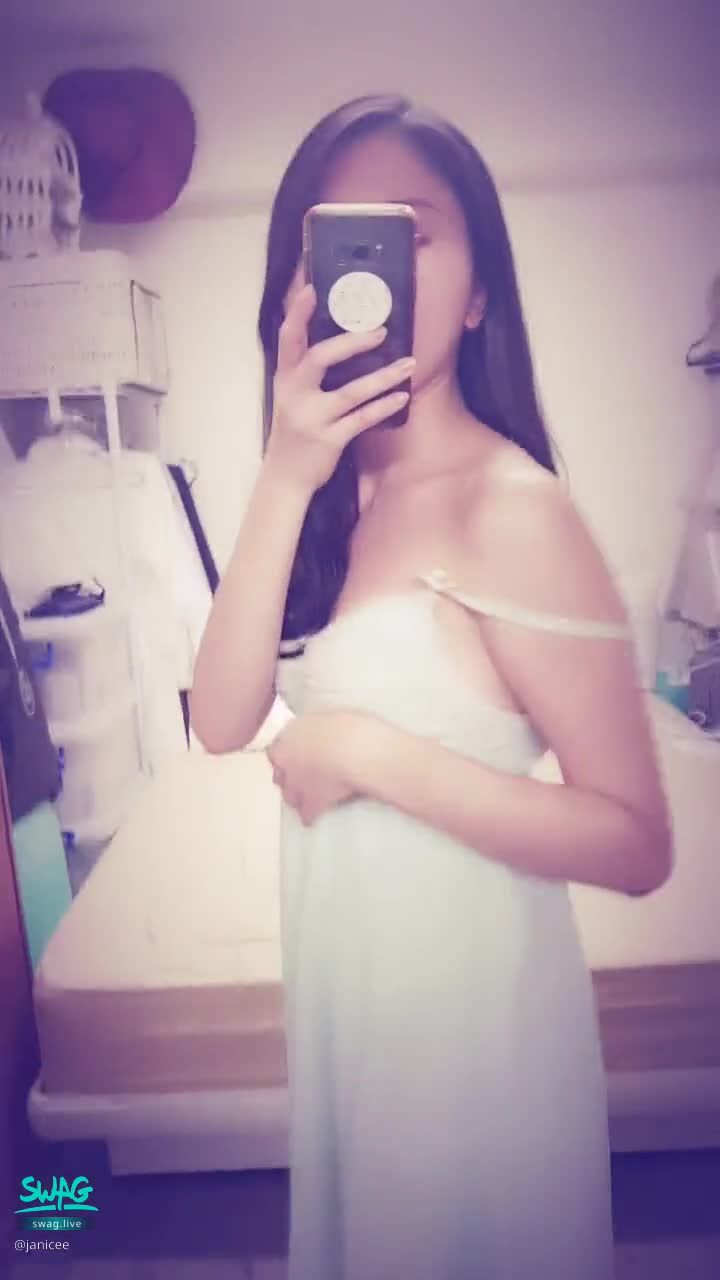 janicee : 放下睡衣的肩帶，揉揉胸👀
再把肩帶拉回去♥️
光滑的美背😈
性感低胸睡裙💋
伴你入夢🌹
Sweet dreams 💚
#深V #低胸 #美腿 #短裙 #睡衣 #赤腳 #裸足 #性感 #美足 #sexy #長髮 #鎖骨