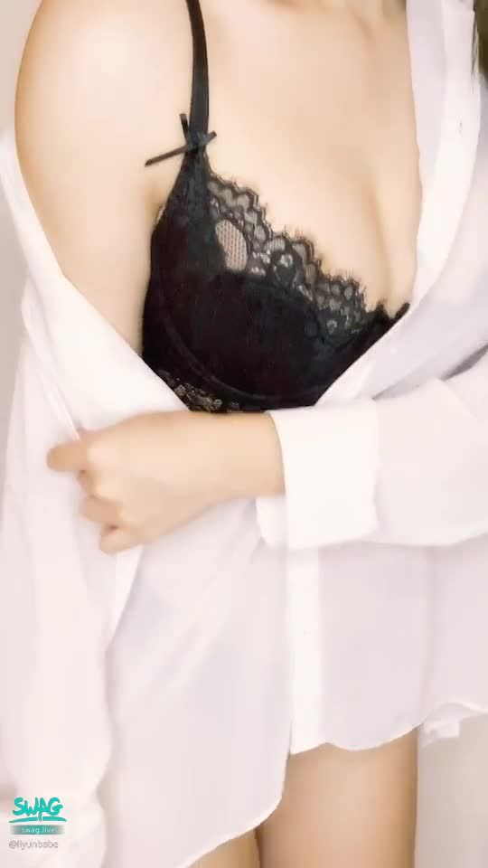 l*******e : Babe寶貝~你的小女友準備好在等你了💕💕💕
#liyunbabe #雲妃 #巨乳 #蕾絲 #內衣褲