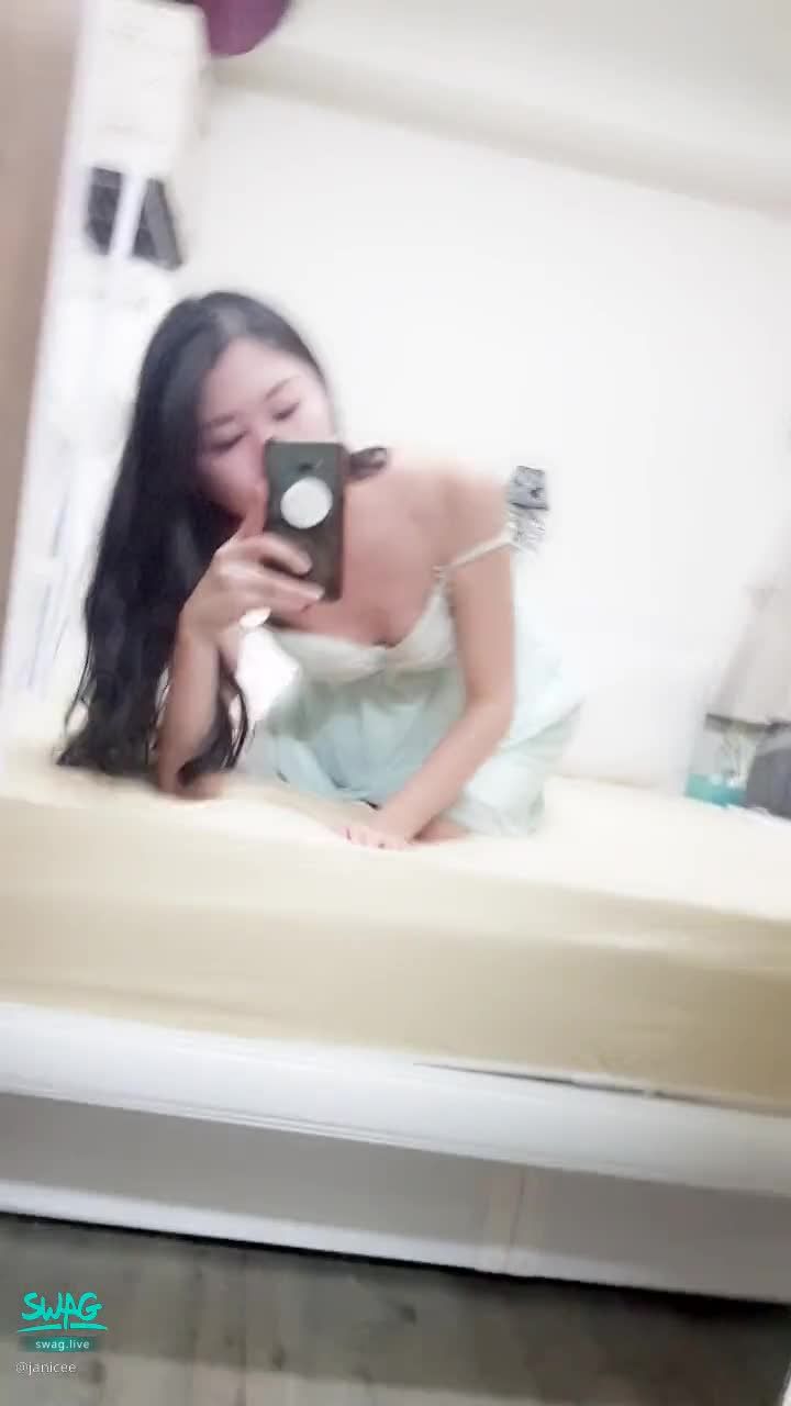 janicee : 床上放下兩側的肩帶💋
揉揉胸😈
美胸的誘惑🌸
性感低胸睡裙💋
伴你入夢🌹
Sweet dreams 💚
#深V #低胸 #美腿 #短裙 #睡衣 #赤腳 #裸足 #性感 #美足 #sexy #長髮 #鎖骨 #美胸