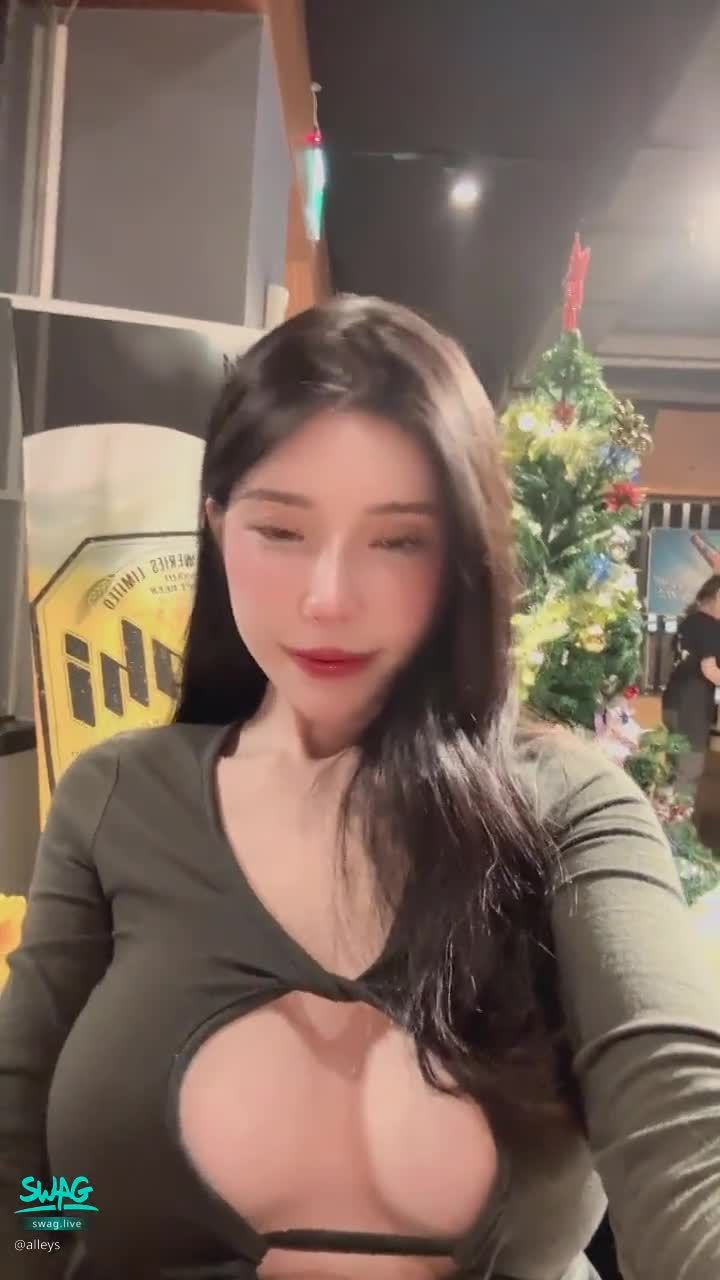 alleys : ❤️跟網紅天燈妹吃飯❤️天燈妹給我看a片叫我邊吃飯邊學習😅💕💕💕💕截圖這篇私訊送你我們的隱藏版🎁🎁（天燈妹不是主播喔！！！！！）