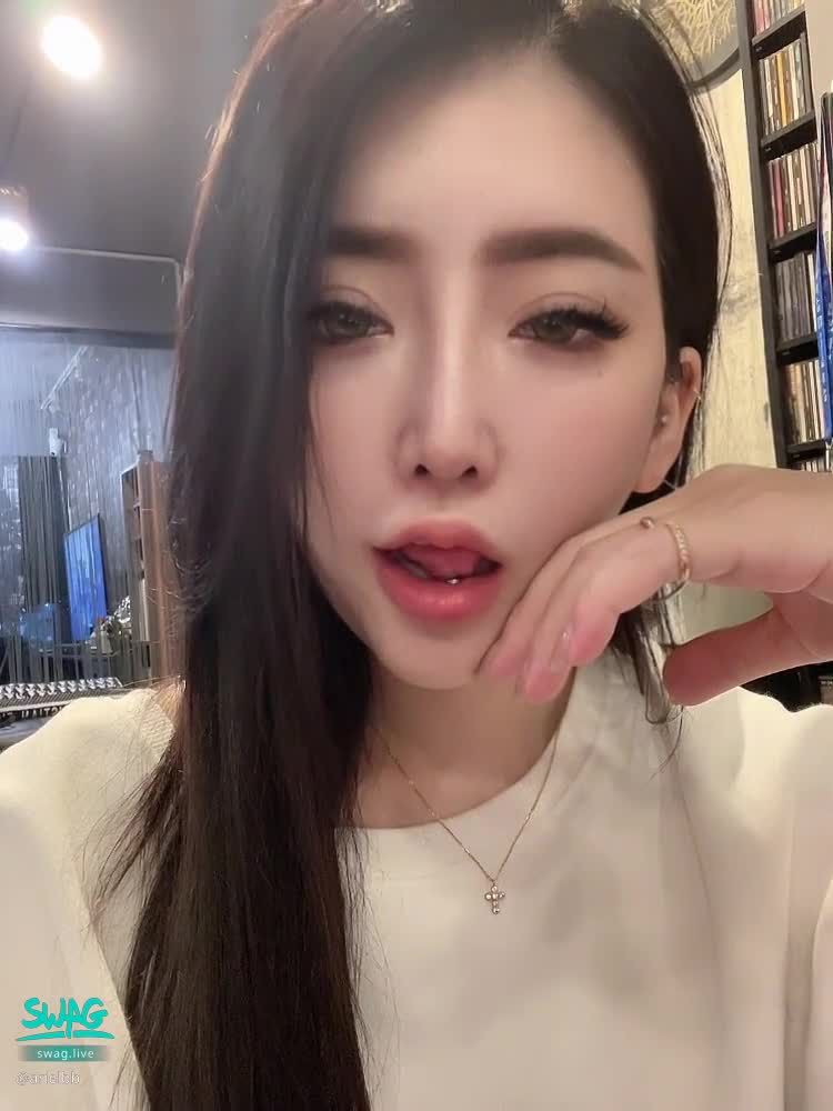 arielbb : 🎉新片上架🎉被大力撞到求饒了
https://5w.ag/ijuZaA6oufsMyyce9
故意只穿一件內褲去找朋友，想要給他一個驚喜。效果很棒果然讓他超興奮，直接把我抱起來扒光光...

✨解鎖按喜歡👍🏻並私訊截圖🉐️隱藏版1部
✨私訊聊聊你喜歡的劇情

#沒有你們解鎖，我就無法在拍新片了，完全賠錢，因為我都是找專業團隊合作的🥺😭

#純約會特價中
#長腿
#愛子
#大奶
#潮吹女王