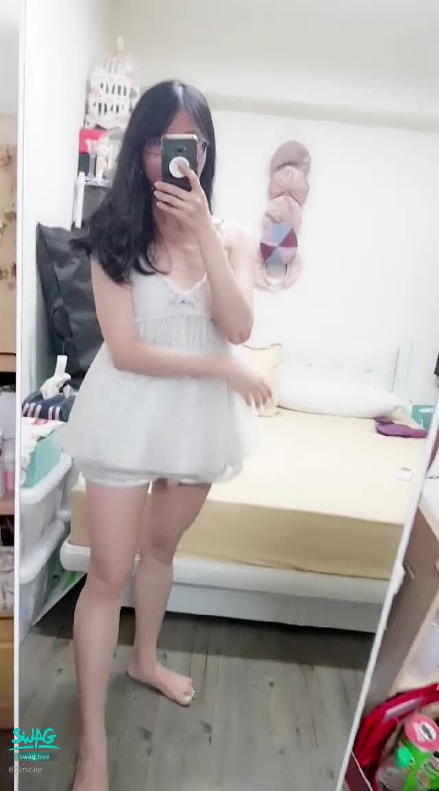 janicee : 戴著眼鏡，穿著睡衣💋