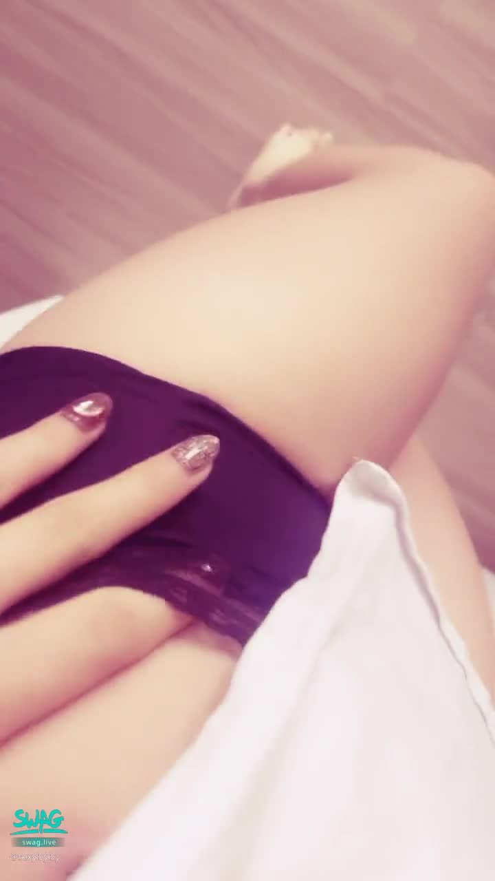 sexyivyivy : I wanted to warm my baby's fingers early in the morning 🔥
it's really cold outside