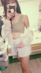 janicee : 天氣變冷了,穿暖一點💖
拉下毛毛外套,背後性感的挖洞😍
背後的線條💓
Bra top💚
#美腿 #鎖骨 #低胸 #性感#sexy #長髮 #赤腳 #裸足 #短裙 #bra #內衣 #內著 #挖洞 #露背