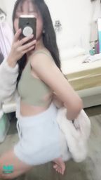 janicee : 地板上跪著,脫下毛毛外套💙
光著腳ㄚ子👀
內著背後的美背挖洞😍
Bra top💚
#美腿 #鎖骨 #低胸 #性感#sexy #長髮 #赤腳 #裸足 #短裙 #bra #內衣 #內著 #挖洞 #露背 #腳底
