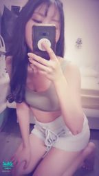 janicee : 光滑的赤腳⭐
彎腰的性感低胸角度😍
Bra top💚
#美腿 #鎖骨 #低胸 #性感#sexy #長髮 #赤腳 #裸足 #短裙 #bra #內衣 #內著 #露腰