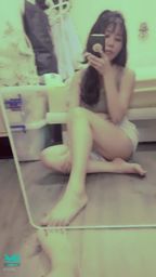 janicee : 地板上坐著💙
摸摸腿,會曝光的角度👀
光滑的赤腳⭐
背後有洞的內著💗
Bra top💚
#美腿 #鎖骨 #低胸 #性感#sexy #長髮 #赤腳 #裸足 #短裙 #bra #內衣 #內著 #挖洞