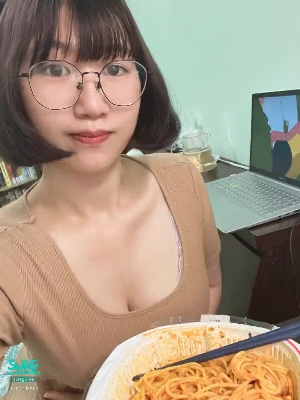  : Let's have lunch first and wait for the broadcast to start at two 💕
Remember to accompany Naya 🥹
Guess what the lunch is and the video that follows 😂
#娜亞
Babe