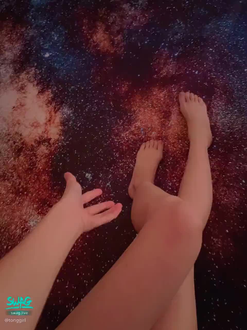 tonggirl : 曾經的我很喜歡宇宙星空🌃
天馬行空的幻想🫠
但終究抵不過現實
或許我能在夢裡飛到這麼美的天空吧
飛向宇宙、浩瀚無敵🌃
#娜娜#腿#誘惑#sexy#生活