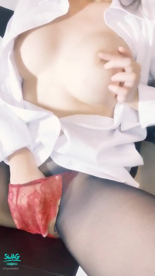  : ❤️‍🔥 Horny little secretary seduces boss ❤️‍🔥 teasing nipples while rubbing pussy 🔥 Hands are full of kinky water 💦 I want to cum 💋

#liyunbabe #雲妃 #小秘書 #OL #襯衫 #黑絲 #巨乳 #自慰